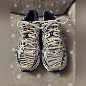 Men's size 9.5 Saucony Runners